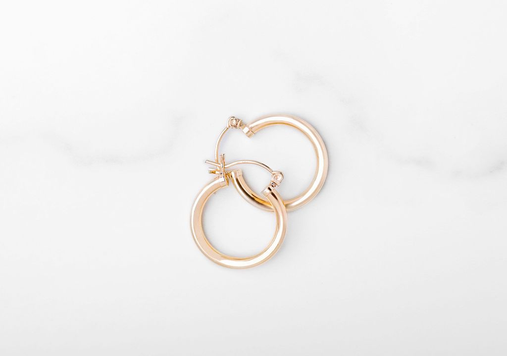 Light and easy to take on and off - A simple yet timeless touch I find myself reaching for on the daily (even for my workouts)!  Simple 22 mm lightweight 14k gold fill hoops.